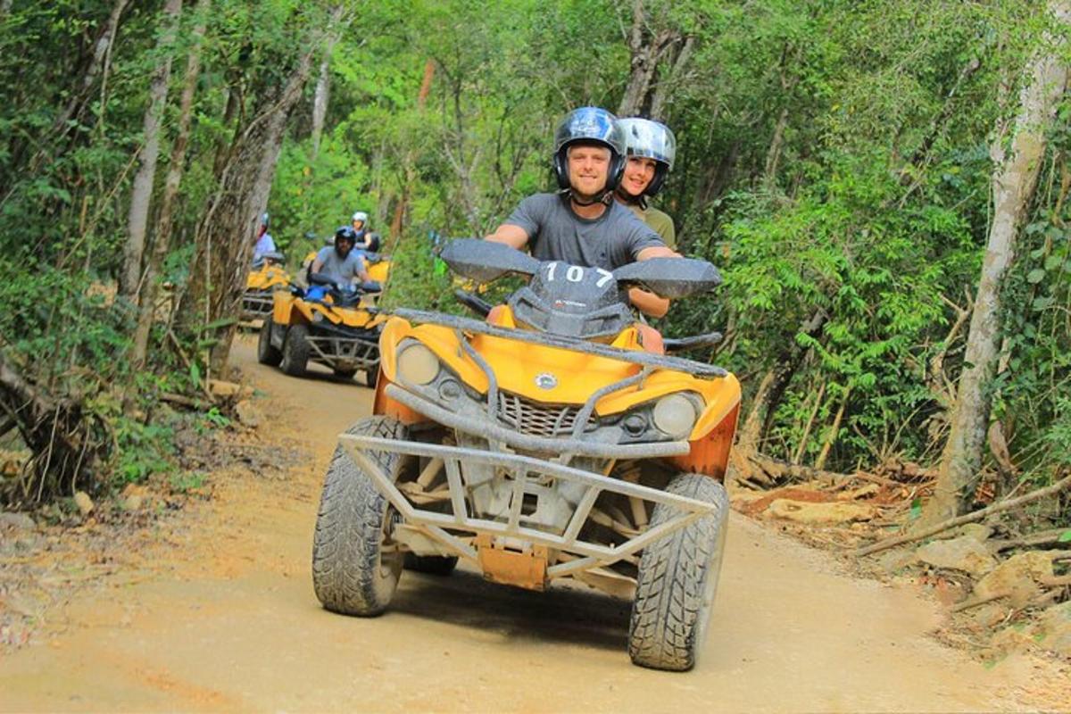 dues persones que viatgen en quads per un camí de terra