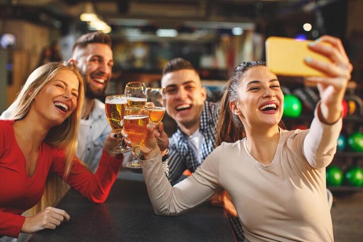 skupina lidí pijících pivo v baru