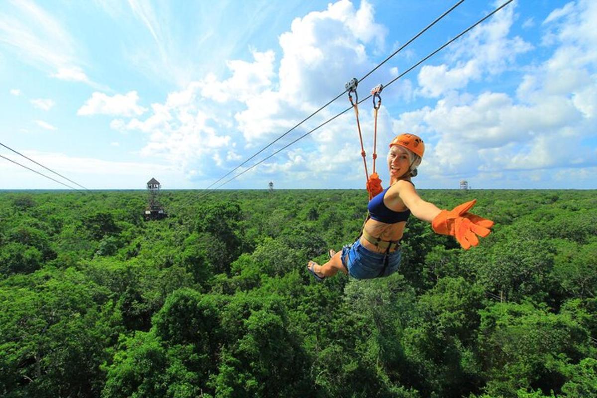 một người phụ nữ trên đường trượt zipline qua một cánh đồng cây
