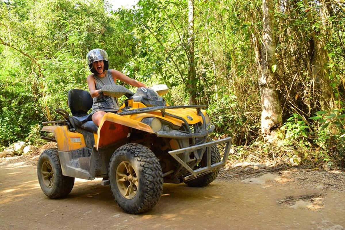một người đi trên xe bốn bánh trên đường mòn