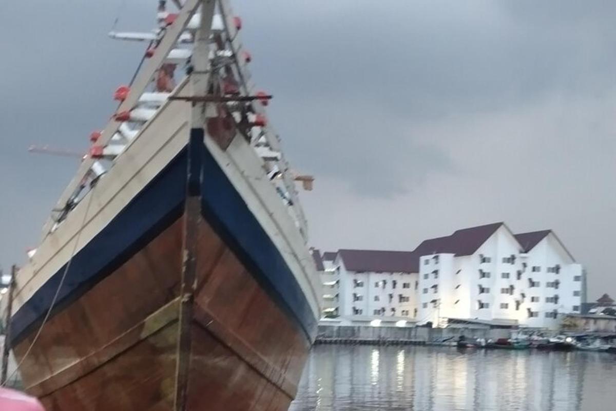 a large ship in the water next to a building