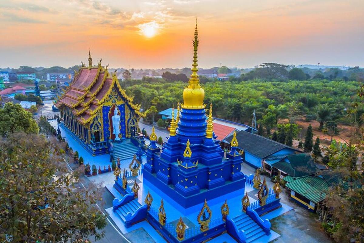 một góc nhìn từ trên cao của một ngôi đền màu xanh và vàng