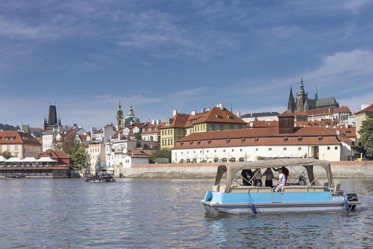Modrá loď ve vodě před městem