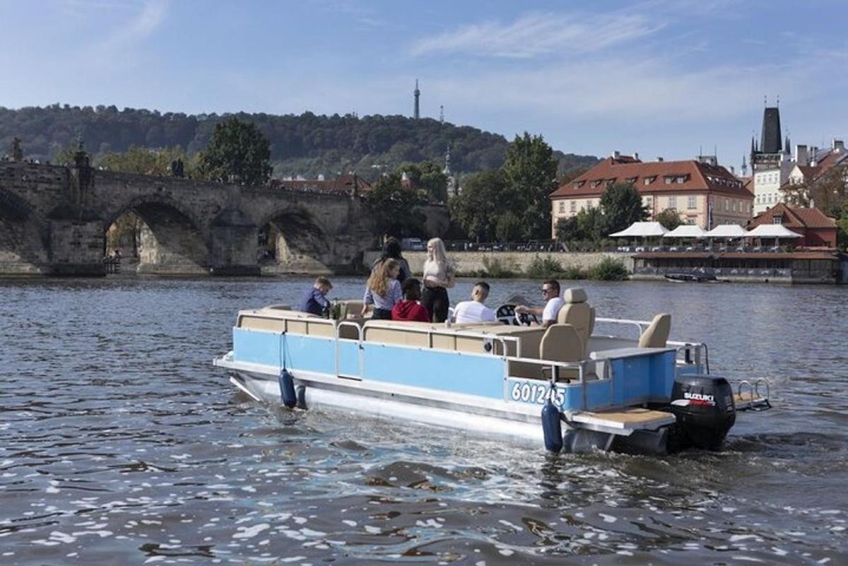skupina lidí na lodi ve vodě