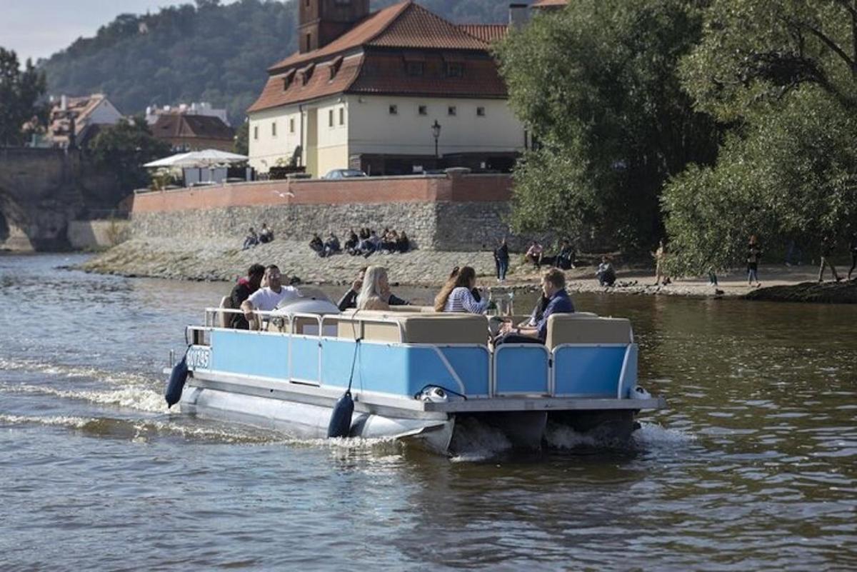 skupina lidí jedoucích na lodi ve vodě