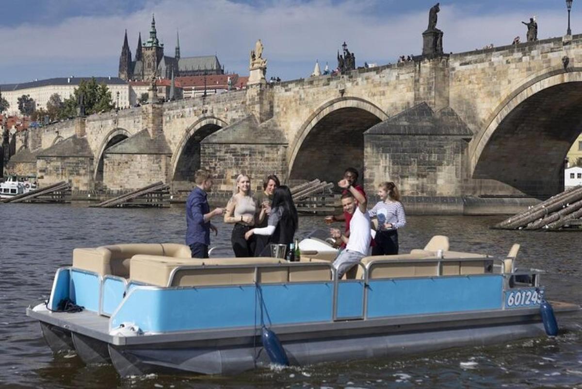 skupina lidí na lodi ve vodě