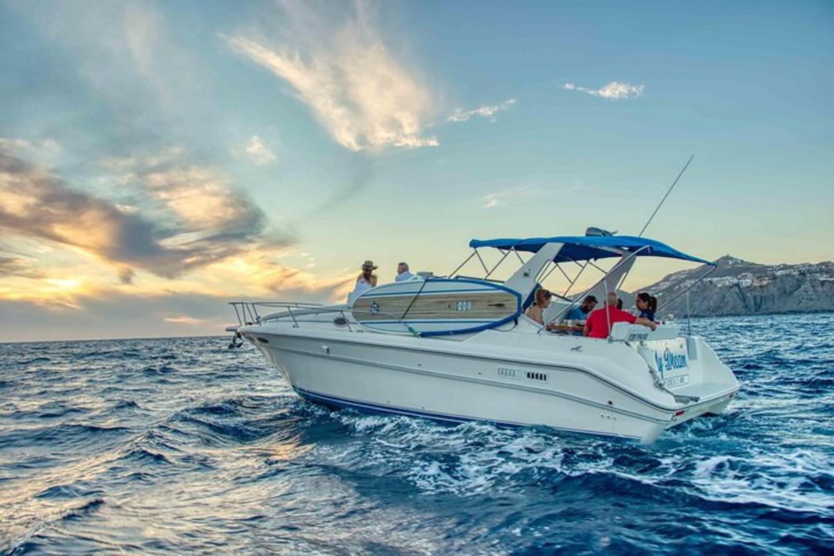 um grupo de pessoas em um barco na água