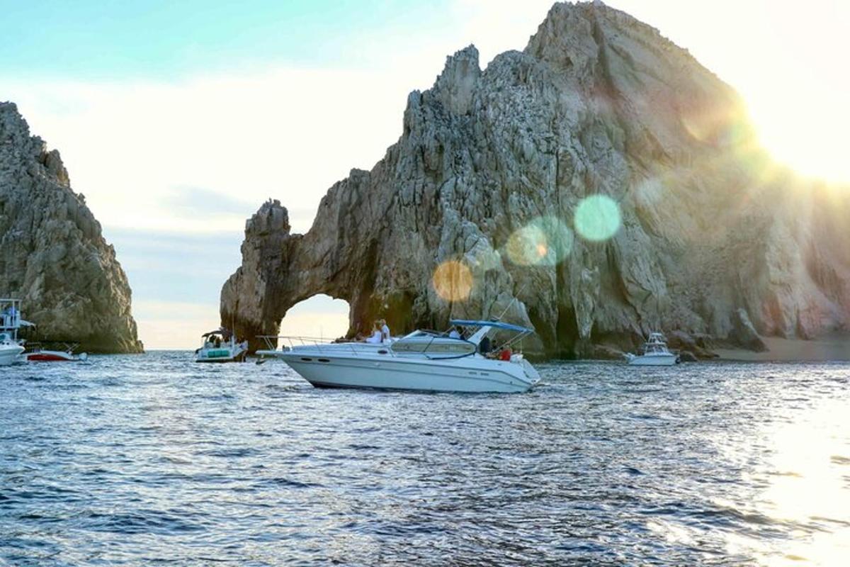 um barco na água perto de uma formação rochosa