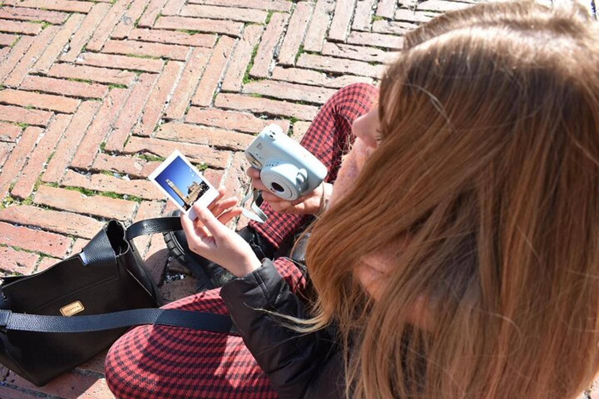 o tânără fată care își face o poză cu telefonul mobil