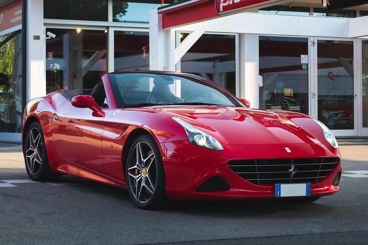 punainen urheiluauto pysäköitynä rakennuksen eteen