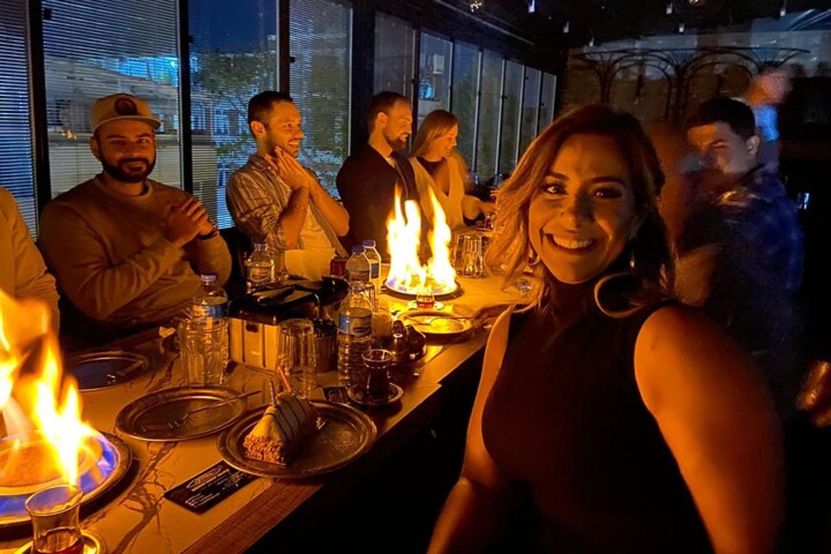žena stojící před stolem v restauraci