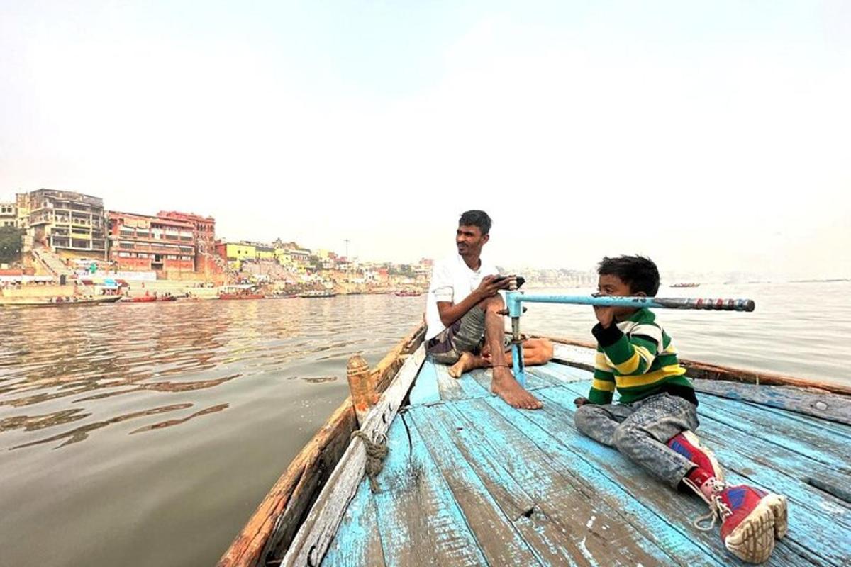dois homens sentados em um barco na água