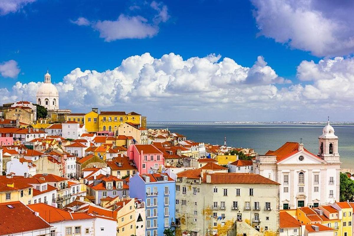 uma vista de uma cidade com edifícios e o oceano