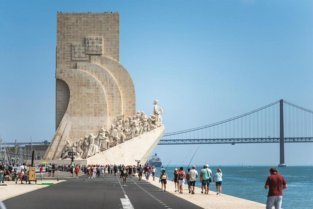 um grupo de pessoas caminhando em uma calçada perto de uma ponte