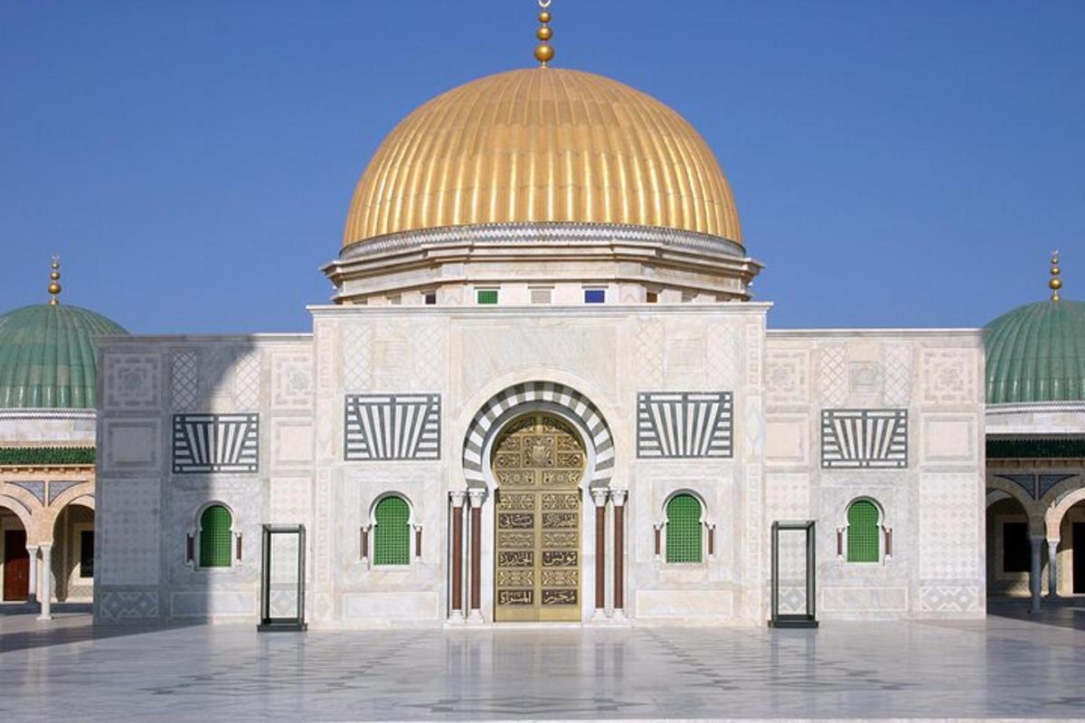 masjid dengan kubah emas di atasnya