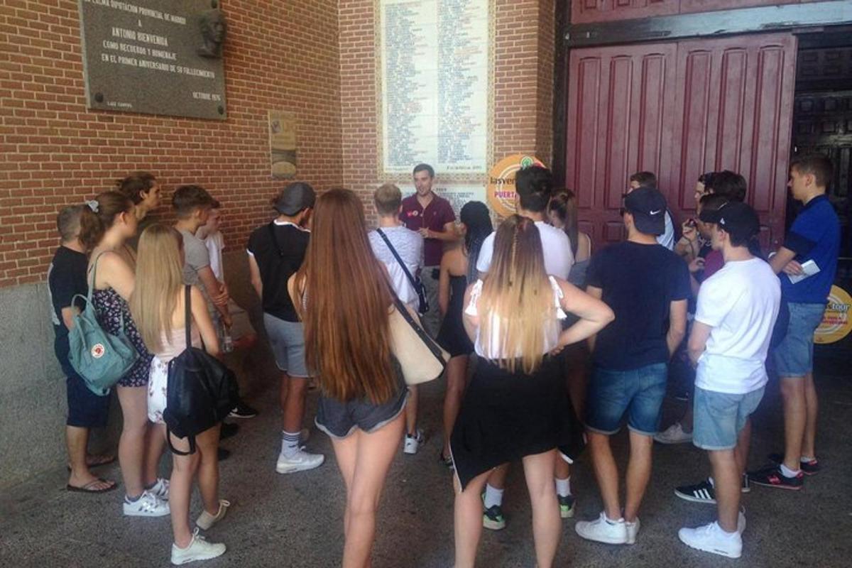 Un grupo de personas paradas afuera de un edificio