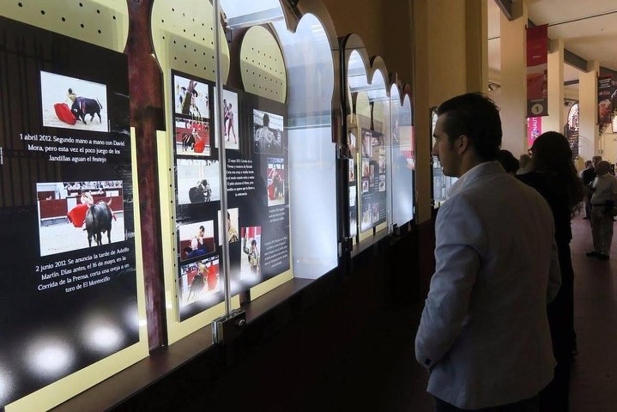 Un hombre está mirando una exhibición en un museo.