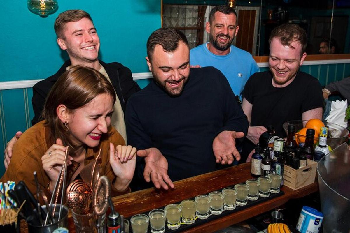 hópur fólks stendur við bar með konu