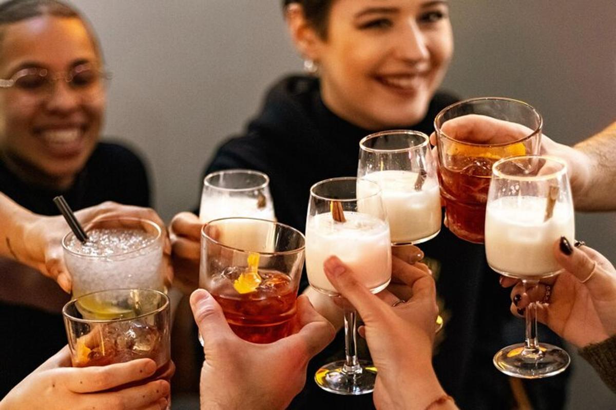 un gruppo di donne che sollevano bicchieri di bevande