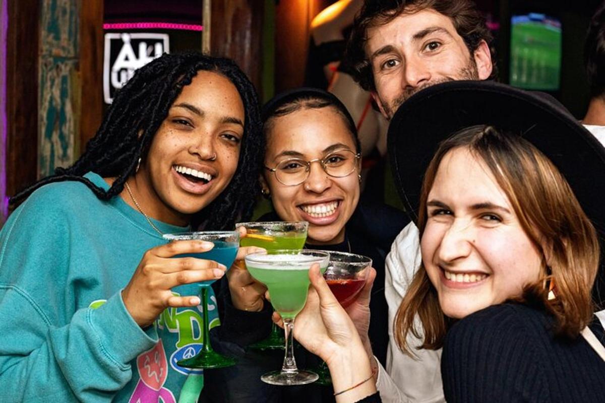 un gruppo di persone che tengono in mano i loro drink