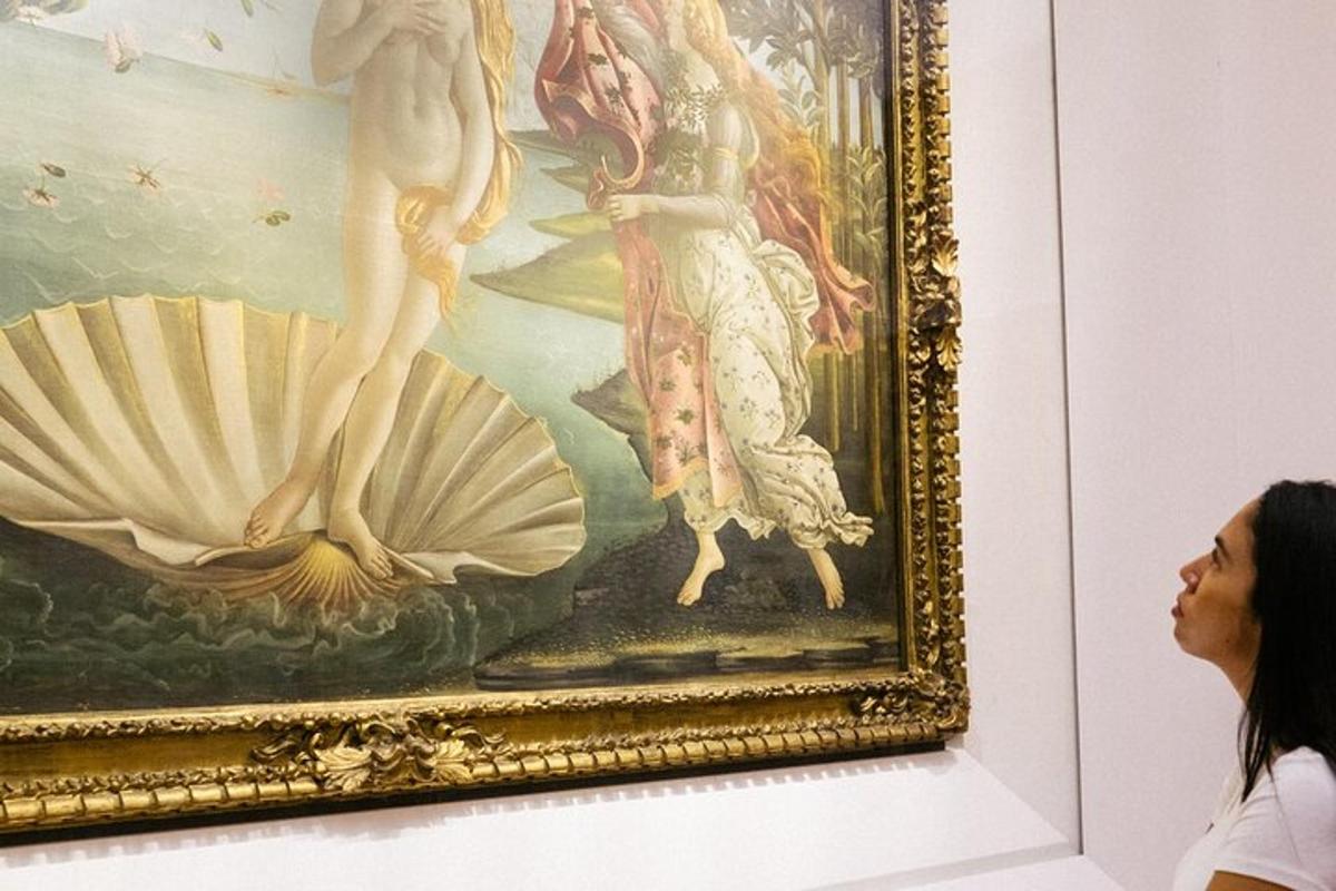 жінка розглядає картину в музеї
