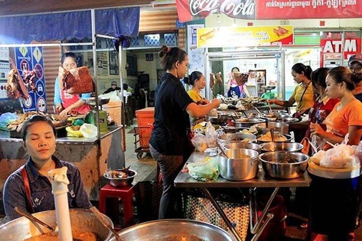 một nhóm người đang chuẩn bị thức ăn trong nhà hàng