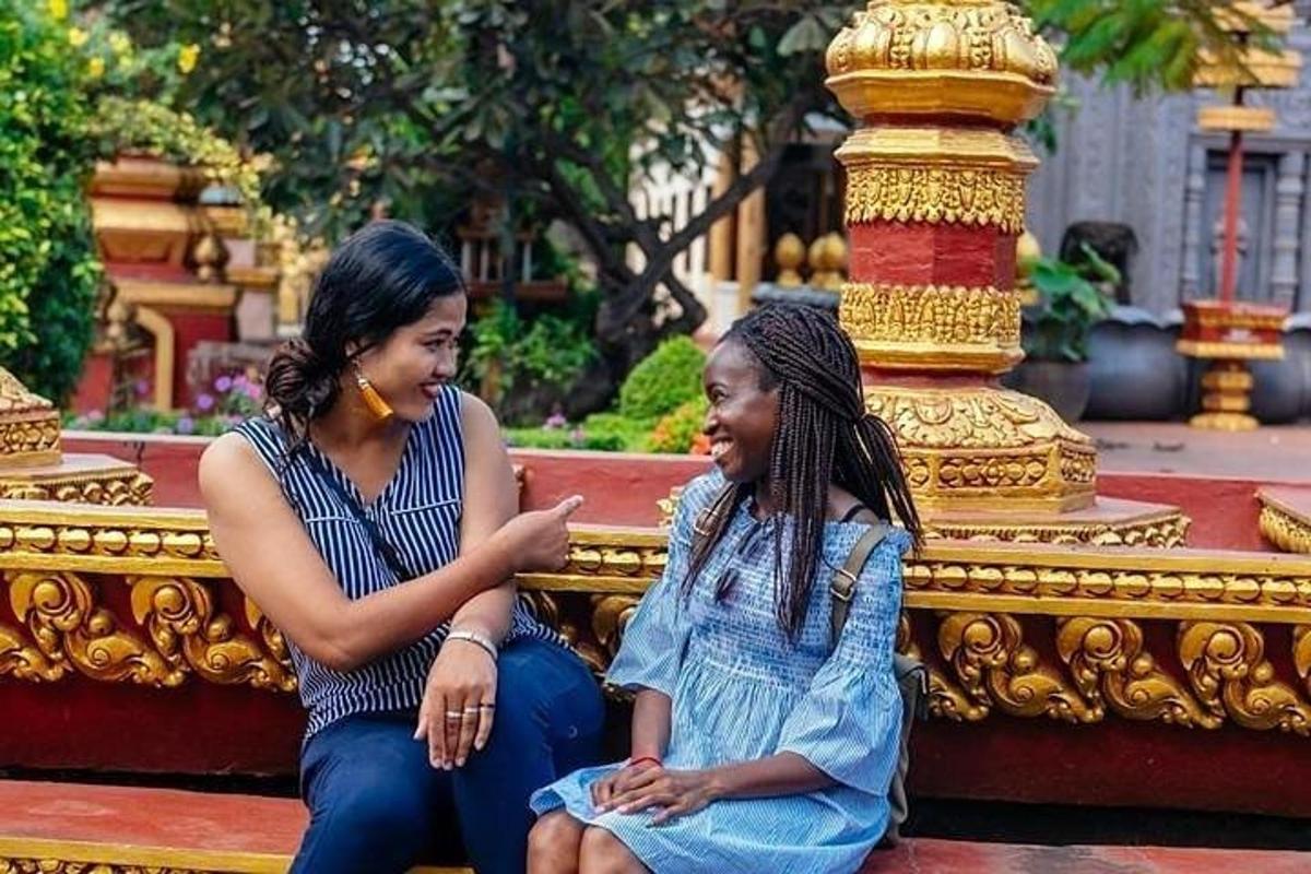 due donne sedute su una panchina in un tempio
