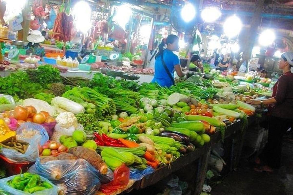 un mercato pieno di frutta e verdura