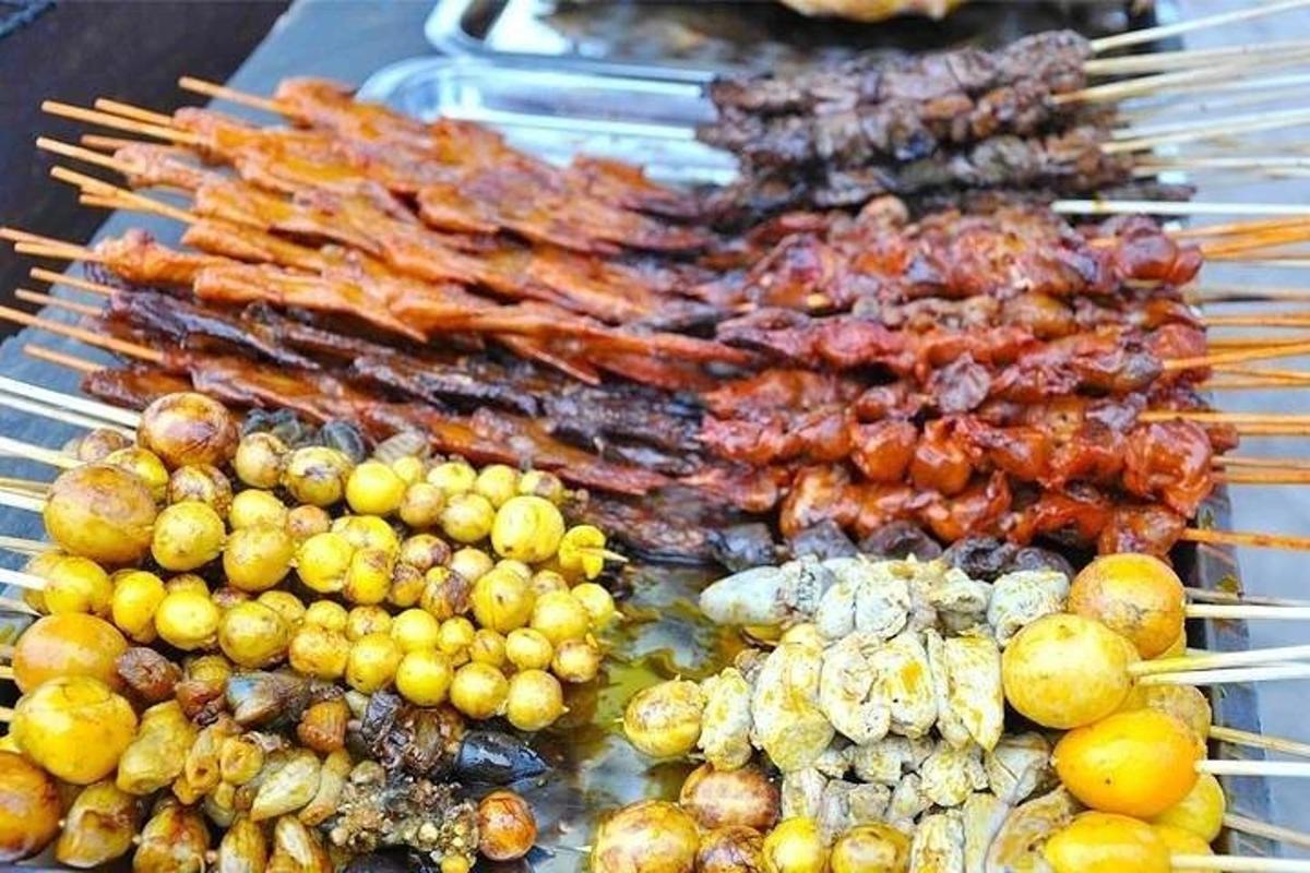 một loạt các loại thức ăn khác nhau trên vỉ nướng