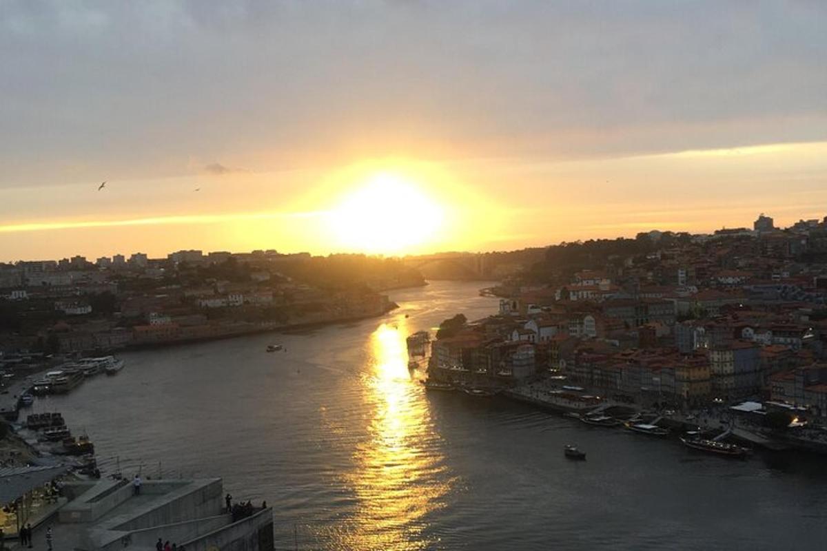 o vedere a unui râu cu apusul soarelui în fundal