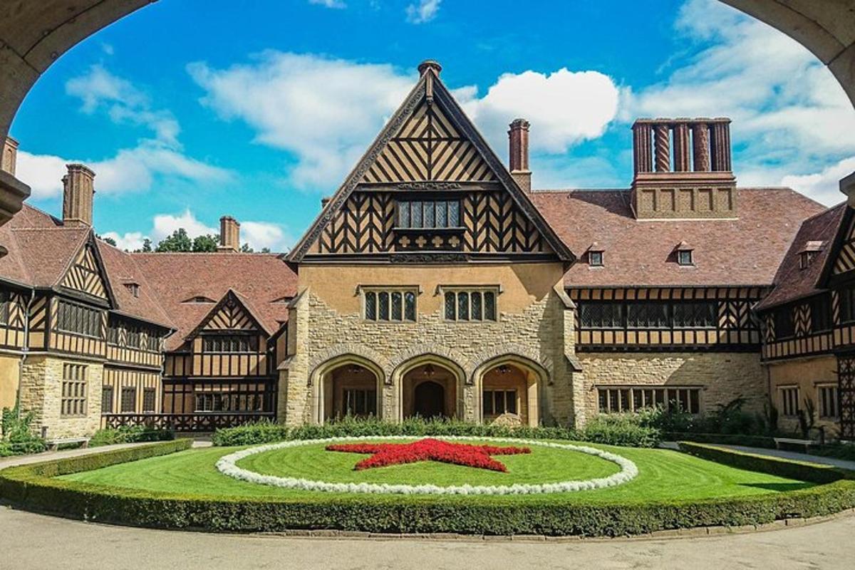 um grande edifício com um jardim na frente