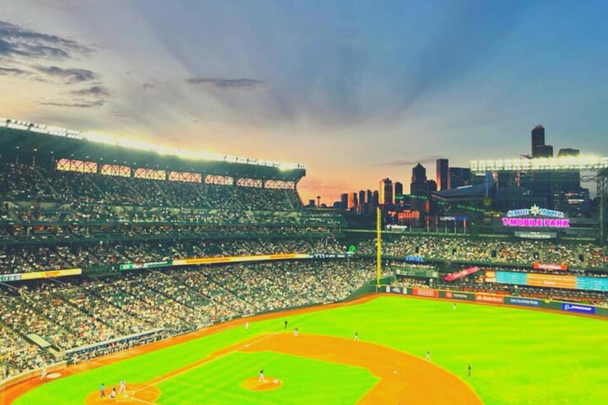 Blick auf ein Baseballspiel in einem Stadion