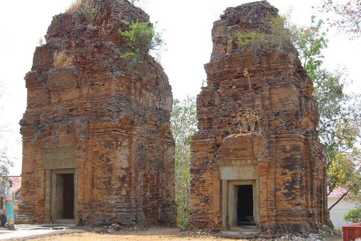 sebuah bangunan batu lama dengan dua menara