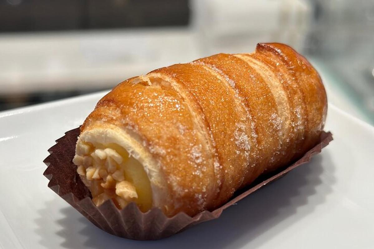 muffin ležící na bílém talíři
