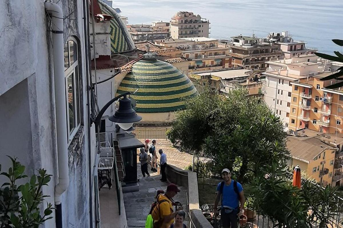 un grup de persones baixant les escales d'un edifici