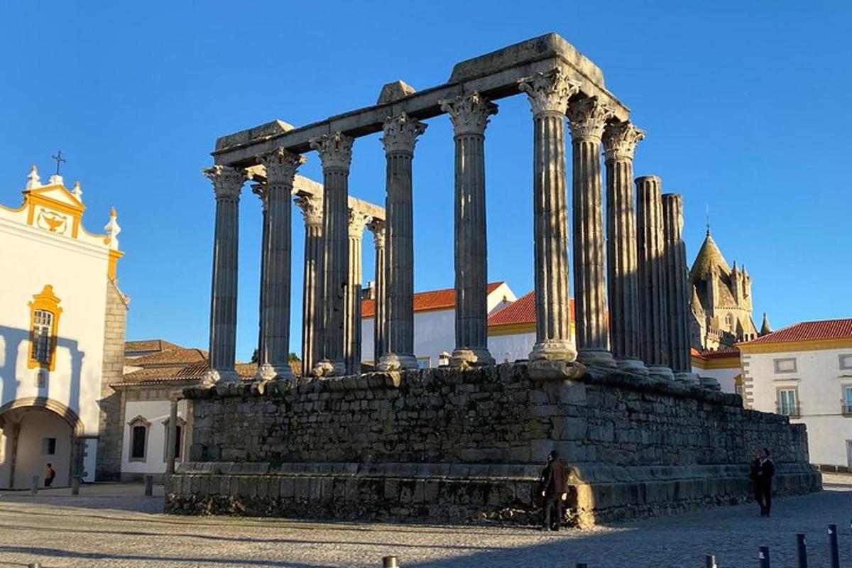 hoone ees sammastega monument