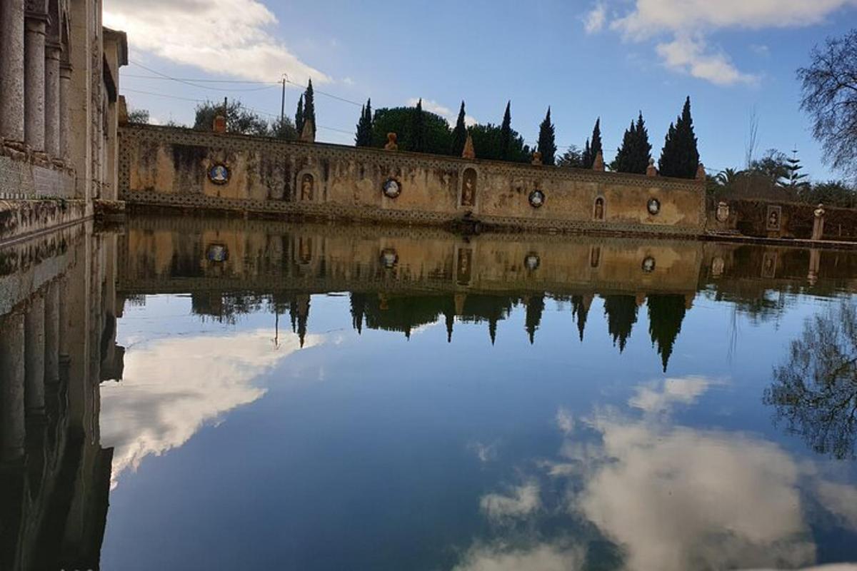 um reflexo de um edifício em um corpo d'água