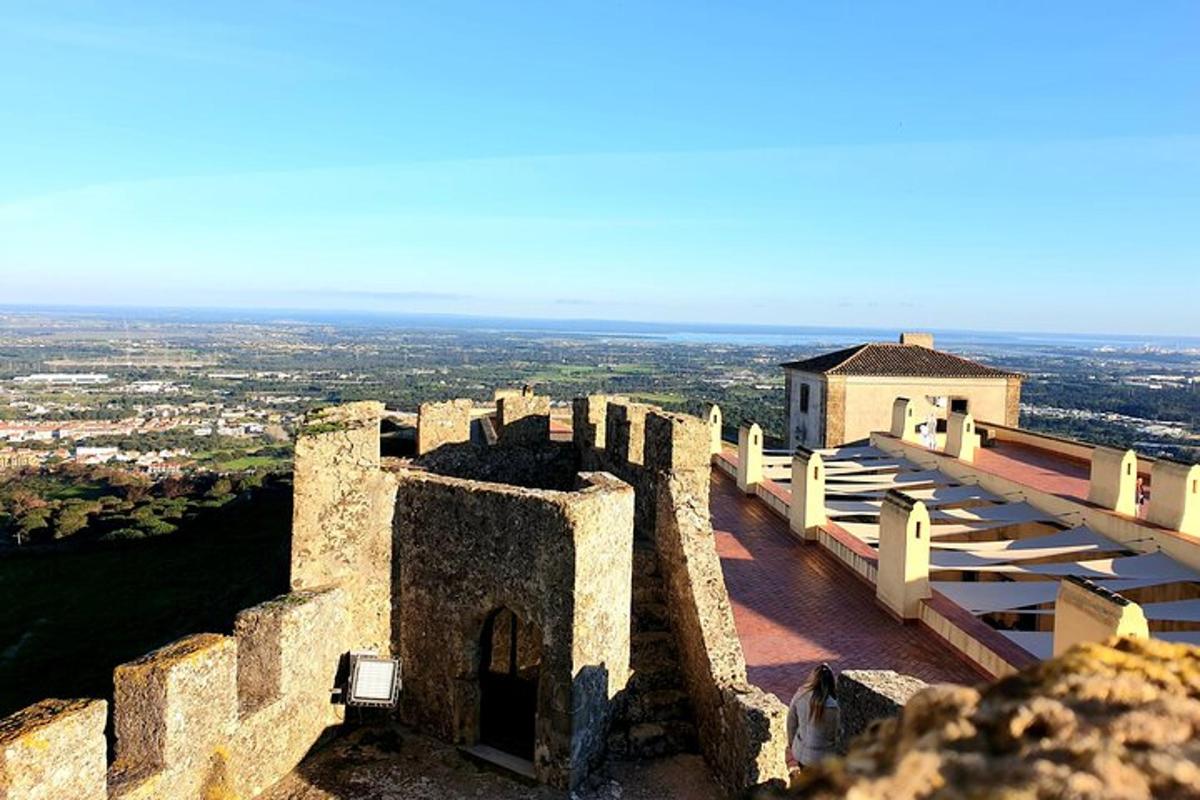 uma vista do topo de um castelo