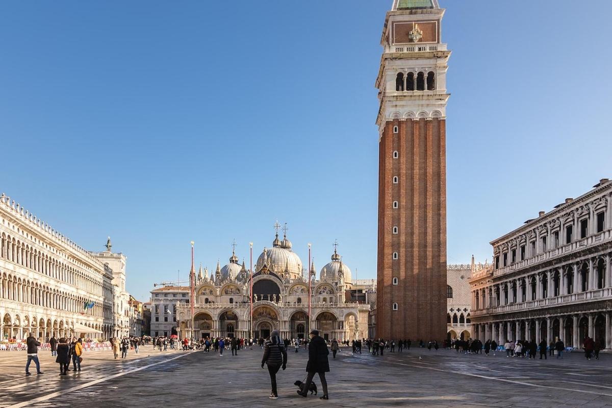 un gran edifici amb una torre de rellotge en una ciutat
