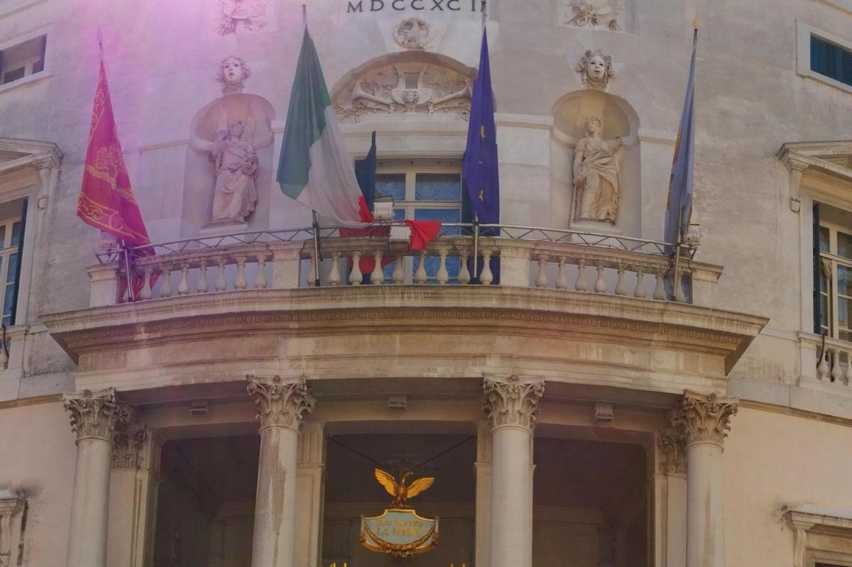 un edifici amb un balcó amb estàtues