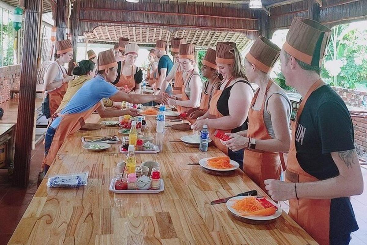 Un grupo de personas sentadas alrededor de una mesa comiendo comida