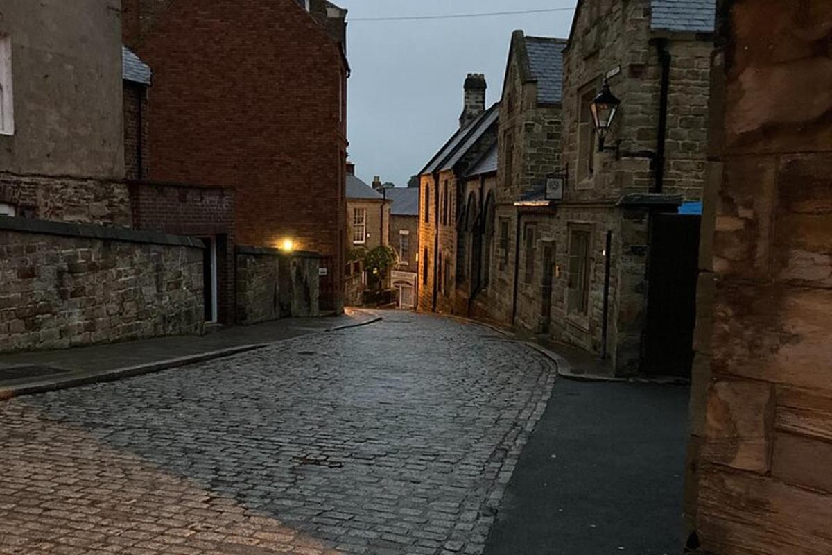 an empty street in an alley between two buildings