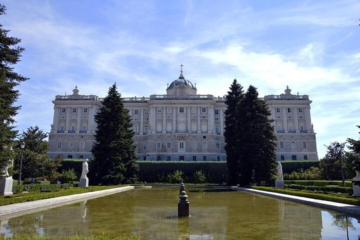 un gran edifici amb una font al davant