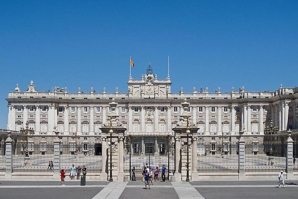 un gran edifici amb gent dreta davant seu
