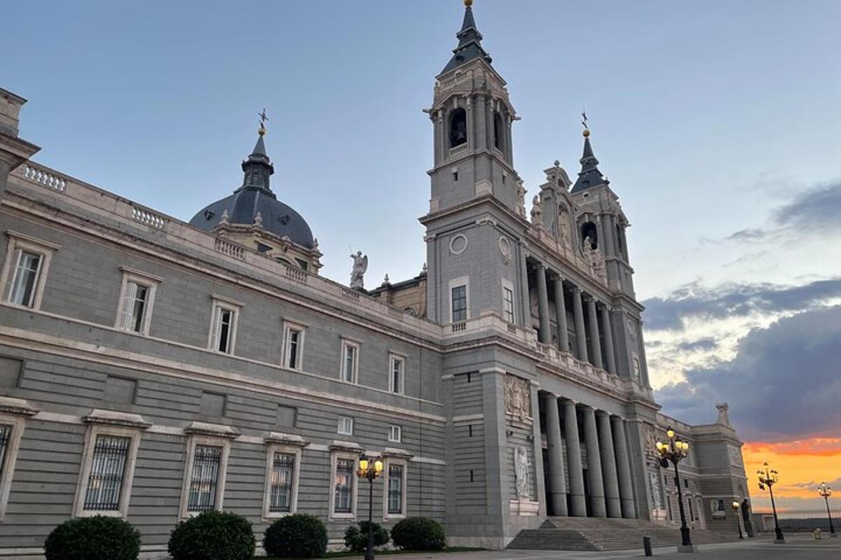un gran edifici amb una torre a sobre