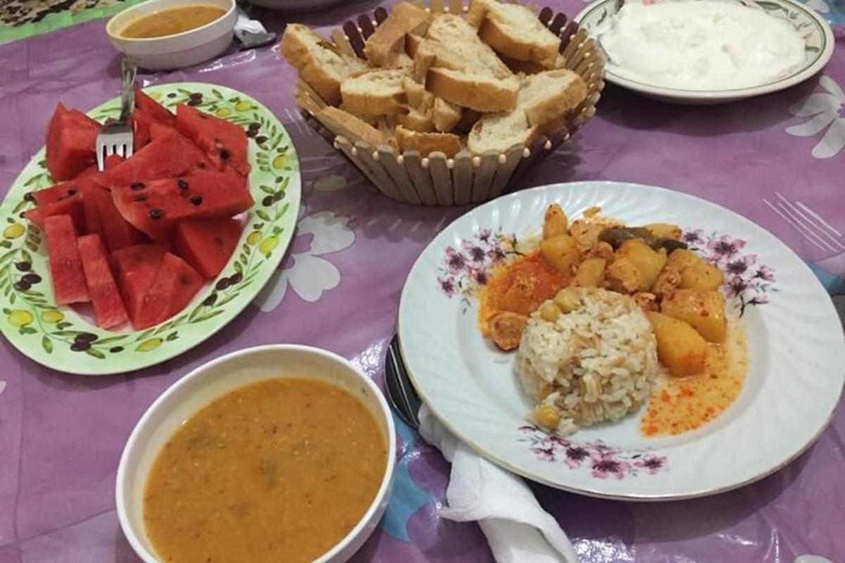 o masă cu farfurii cu mâncare și boluri cu supă