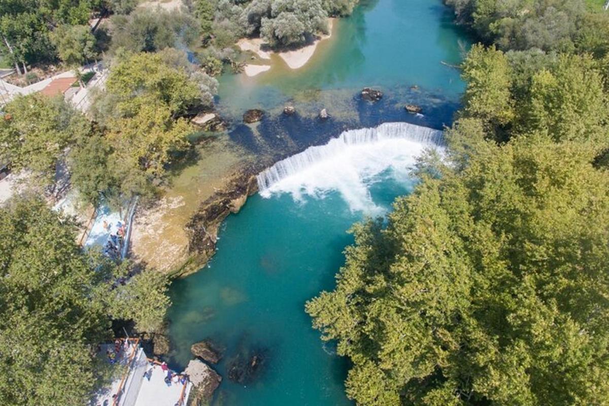 vista aèria d'un riu amb una cascada