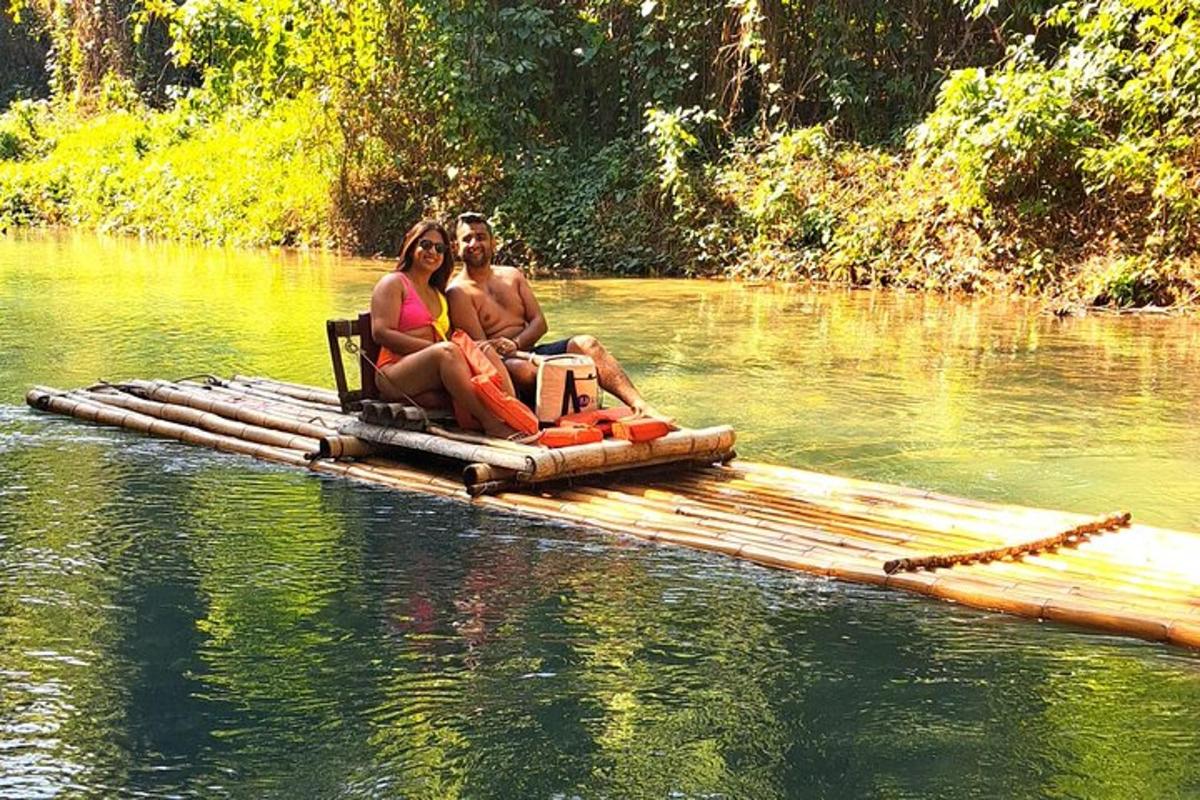 un uomo e una donna seduti su una zattera in acqua