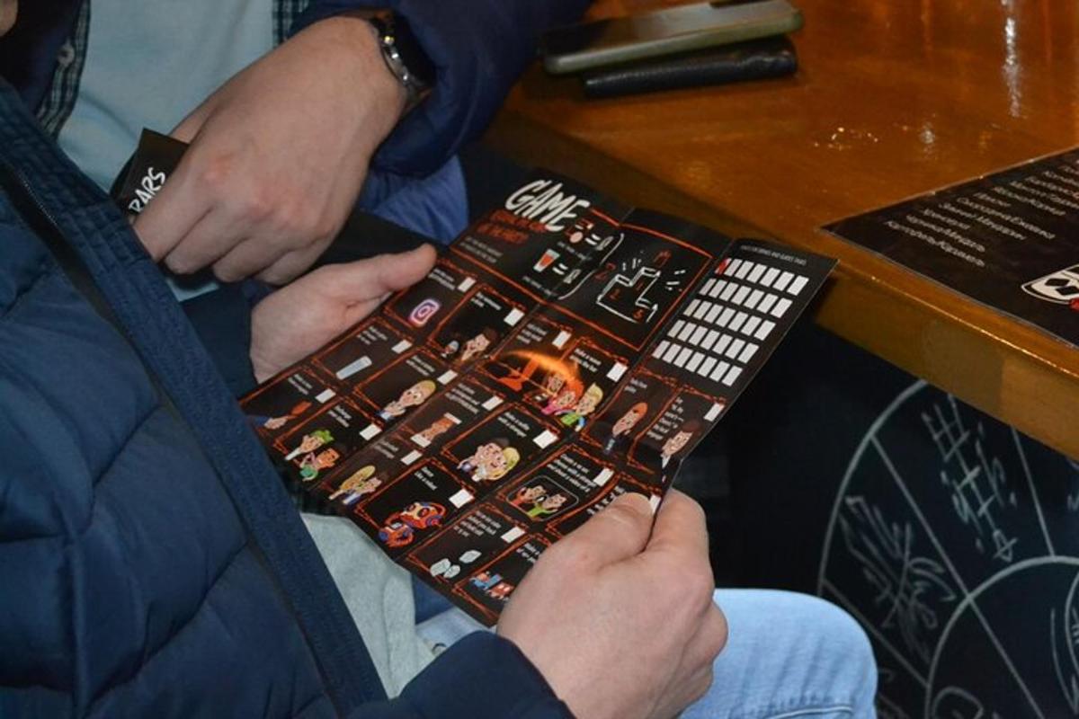 una persona che gioca a un gioco da tavolo su un tavolo
