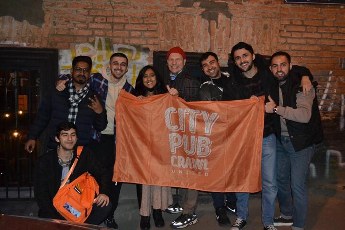 un gruppo di persone in posa per una foto con una bandiera